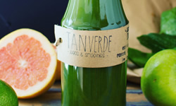 Smoothies y Jugos Verdes hechos con ingredientes frescos y superalimentos